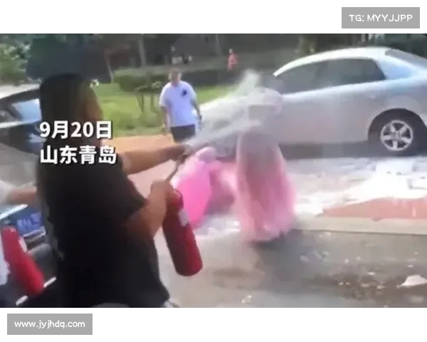 女生拖地时被朋友背后偷袭 正想追出去却被拖把绊倒一场搞笑闹剧上演 女生拖地时被朋友背后偷袭 正想追出去却被拖把绊倒一场搞笑闹剧上演